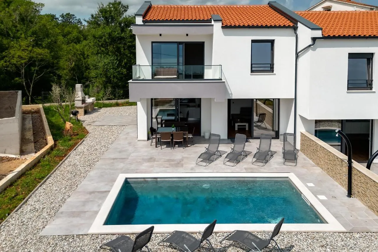 Villa Lavanda: Poolside Retreat with Beach Access and Panoramic Views Risika