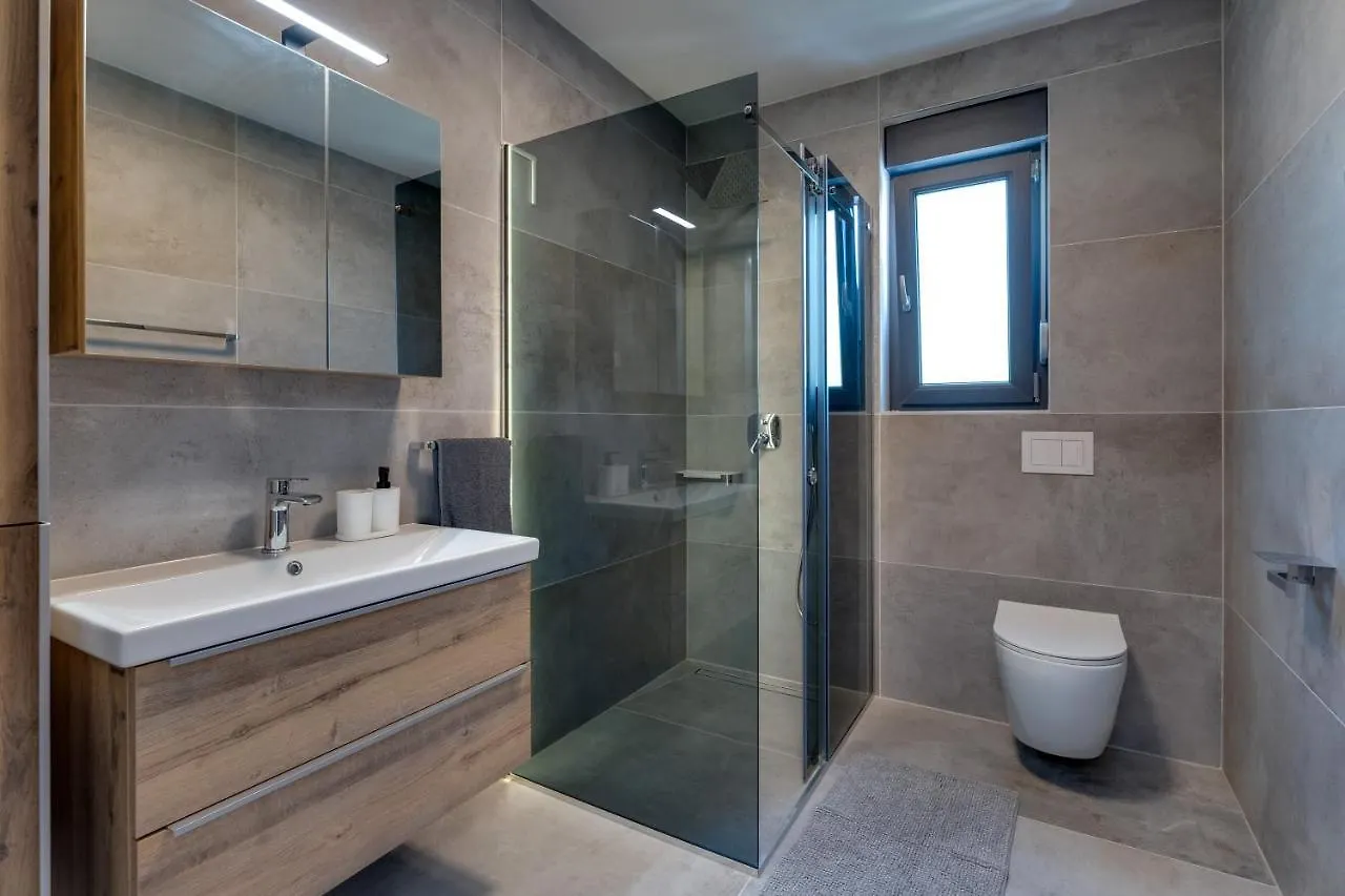 Villa Lavanda: Poolside Retreat with Beach Access and Panoramic Views Risika