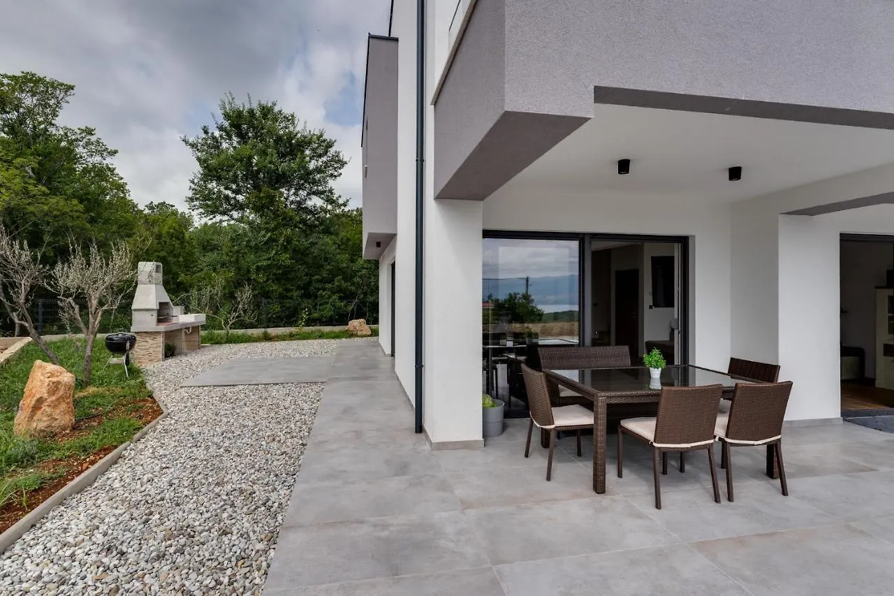 Villa Lavanda: Poolside Retreat with Beach Access and Panoramic Views Risika