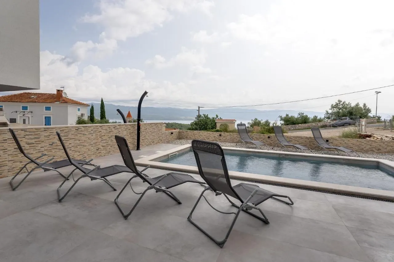 Villa Lavanda: Poolside Retreat with Beach Access and Panoramic Views Risika