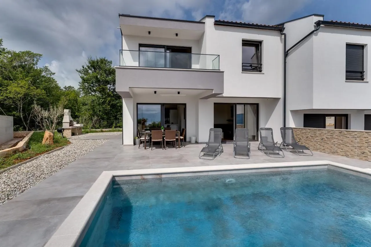 Villa Lavanda: Poolside Retreat with Beach Access and Panoramic Views Risika