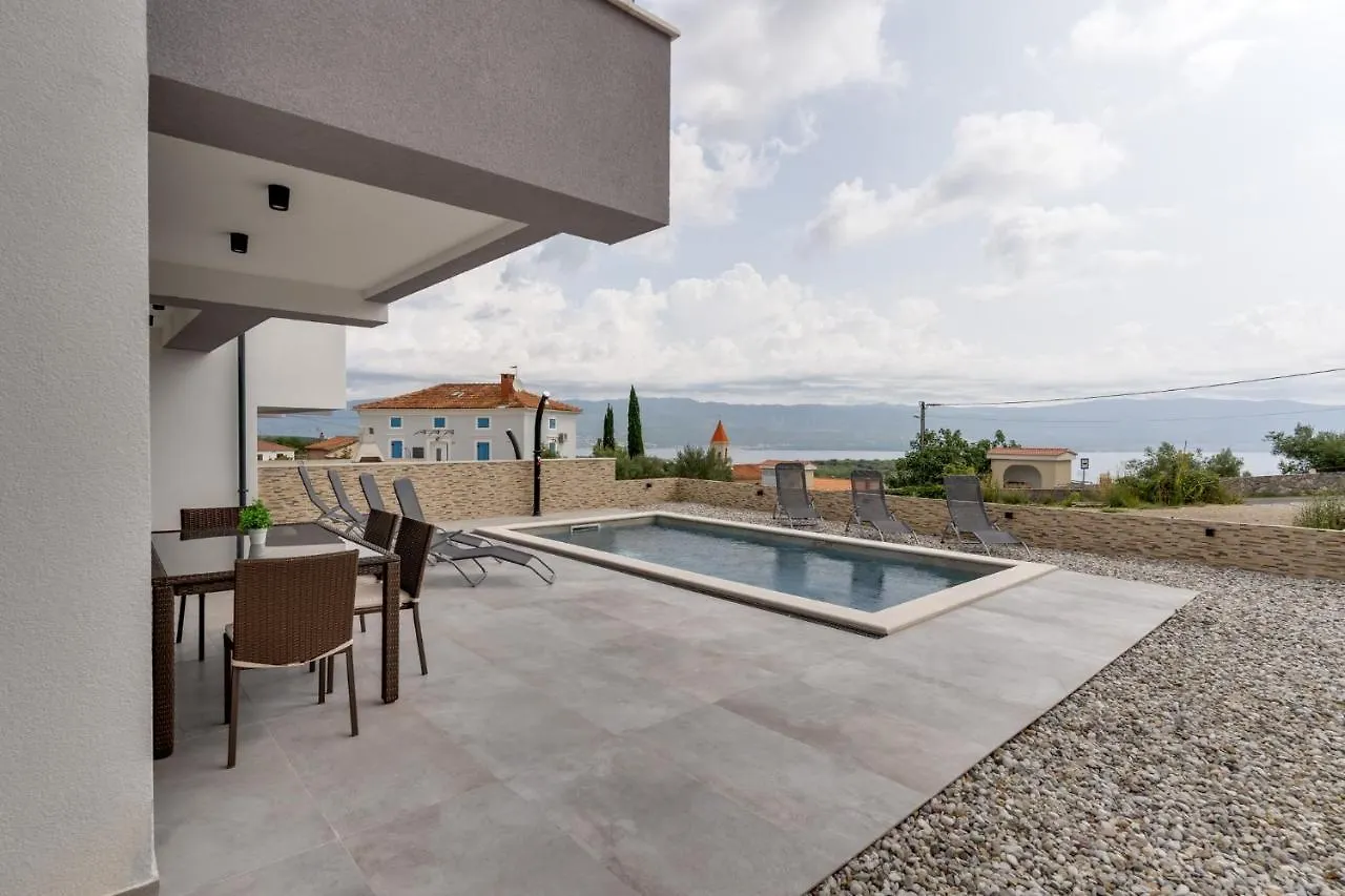 Villa Lavanda: Poolside Retreat with Beach Access and Panoramic Views Risika