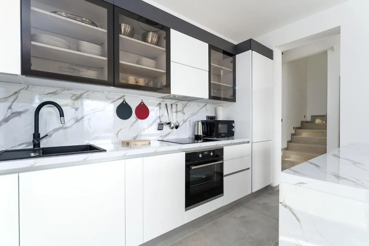 Villa Lavanda: Poolside Retreat with Beach Access and Panoramic Views Risika