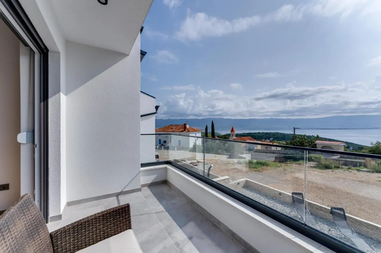 Villa Lavanda: Poolside Retreat with Beach Access and Panoramic Views Risika