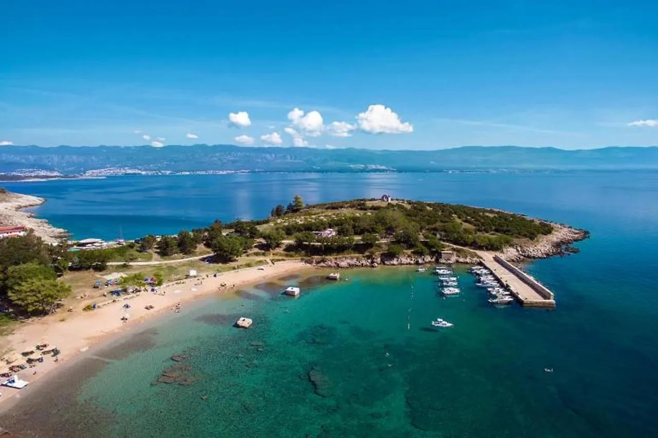 Villa Lavanda: Poolside Retreat with Beach Access and Panoramic Views Risika