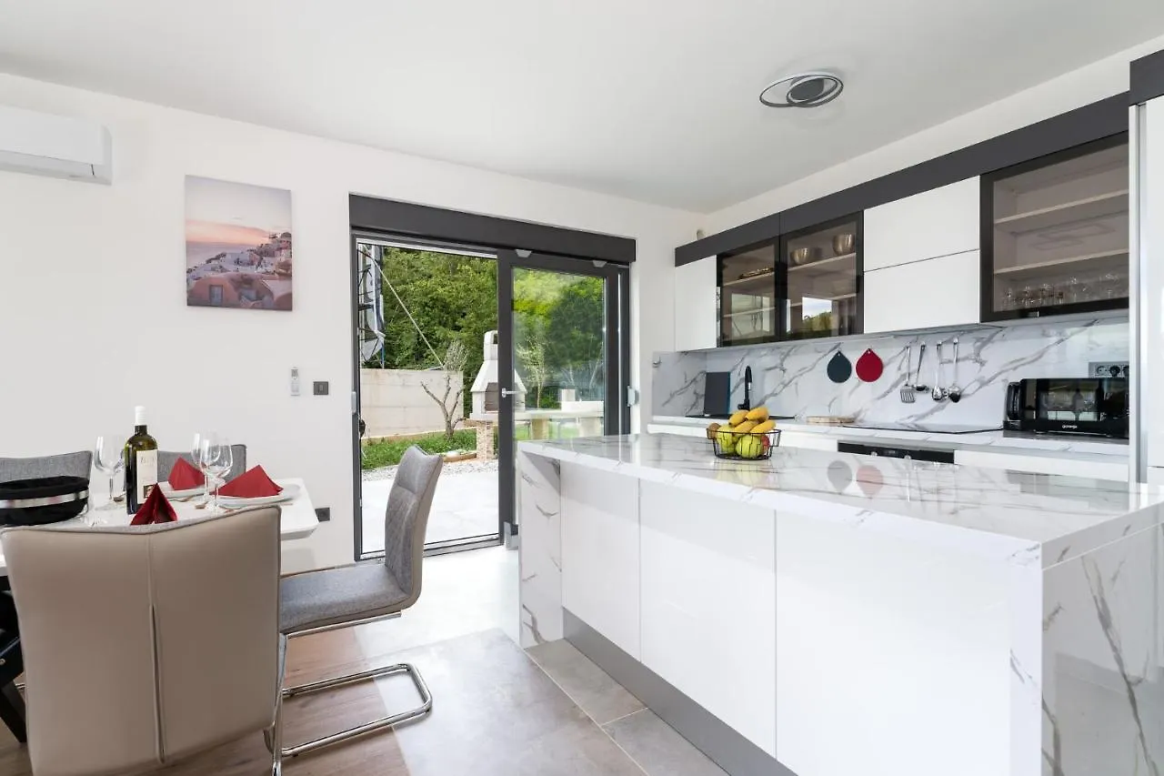 Villa Lavanda: Poolside Retreat with Beach Access and Panoramic Views Risika