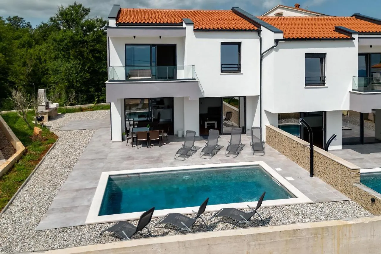 Villa Lavanda: Poolside Retreat with Beach Access and Panoramic Views Risika
